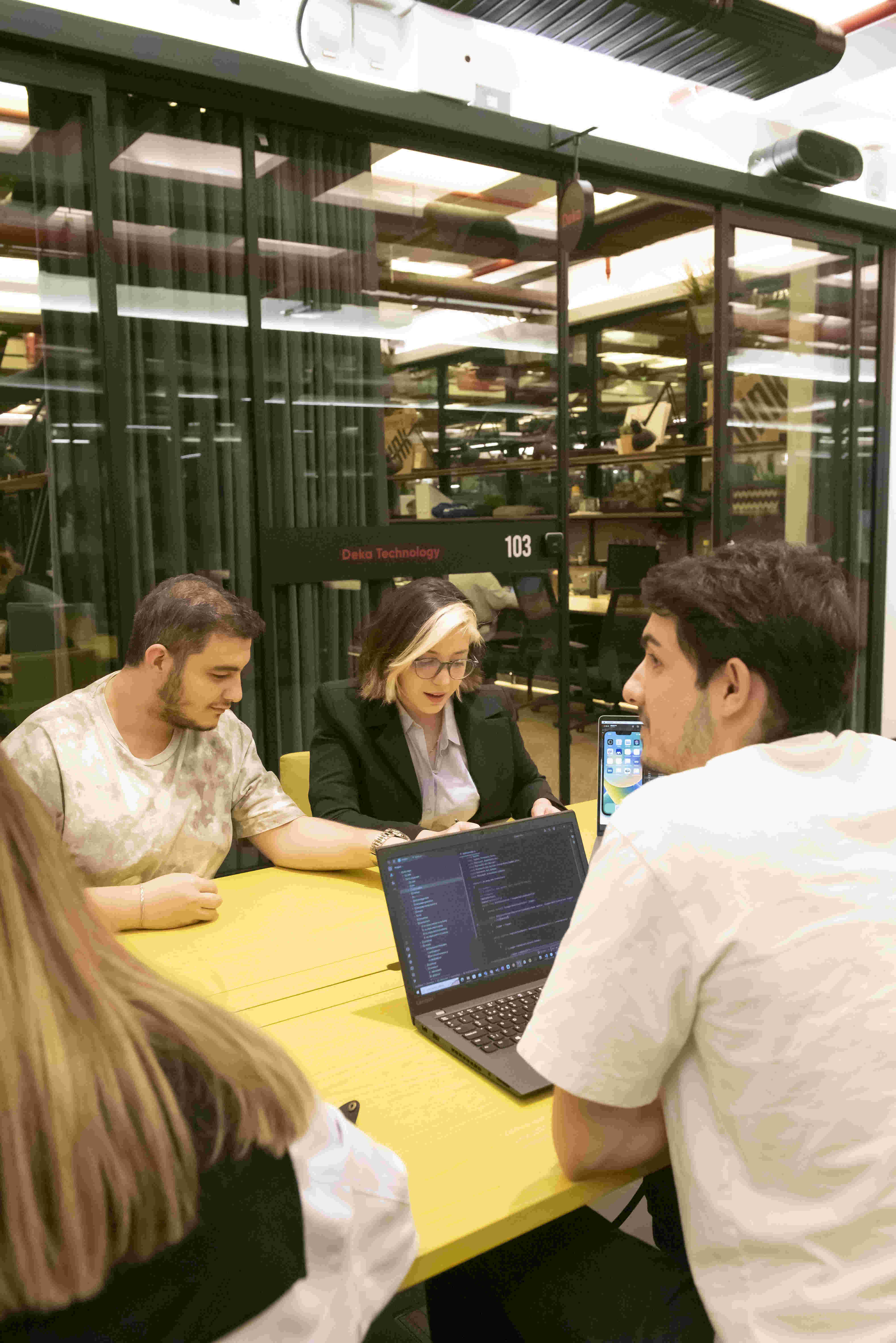 Deka Technology Ingenieure bei API-Entwicklung & Integration-Projekten