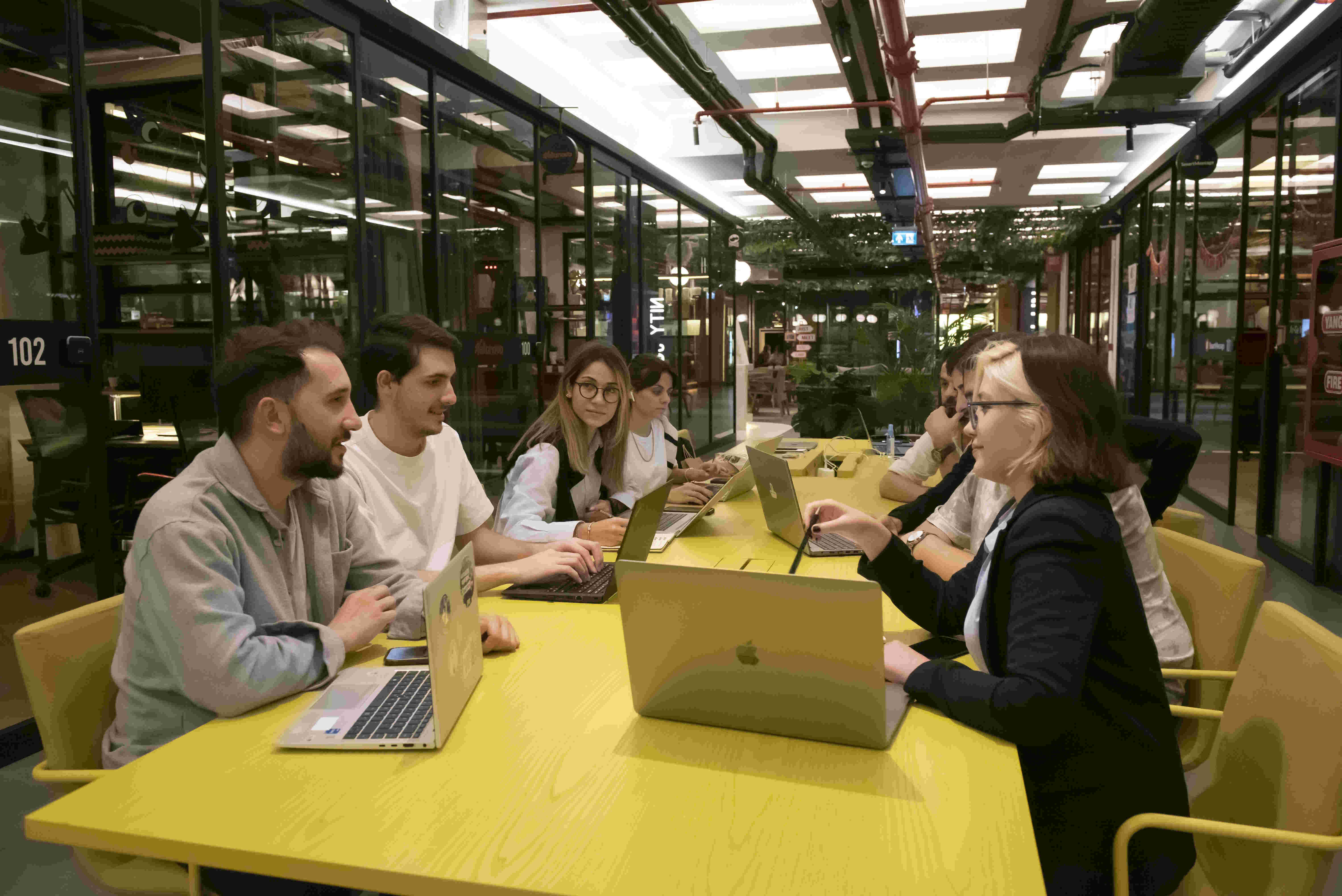 Deka Technology Ingenieure bei Microservice-Architektur-Projekten